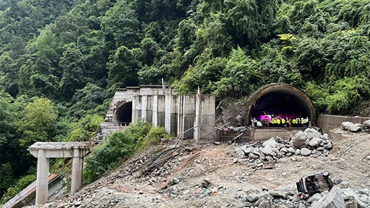 应急管理部派工作组赴四川甘孜州康定山洪泥石流现场