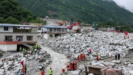 四川康定山洪泥石流现场：抢险任务艰巨 搜救仍在持续