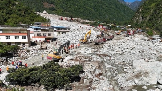 聚焦防汛抗洪丨因康定山洪泥石流中断的318国道应急通道抢通在即