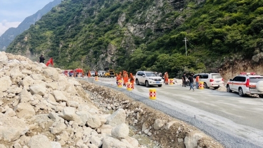 四川康定被泥石流阻断的318国道今日上午恢复通车