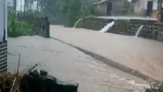 重庆7区县暴雨 9条河流出现1—3米涨水过程