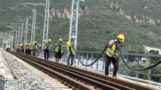 陕西富县境内铁路抢险正紧张进行