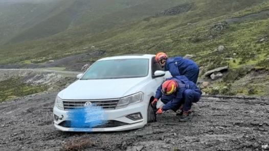 青海海东市因山体滑坡被困的车辆已转移至安全区域