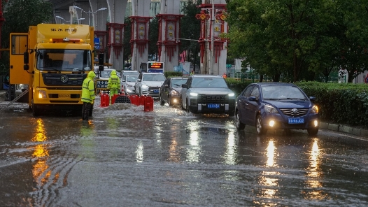 受强降雨影响 青海多处国道实施交通管制