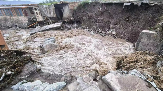 甘肃多地降雨 山洪导致积石山县部分道路桥梁受损