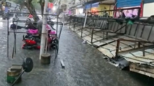 安徽马鞍山发布暴雨橙色预警 部分路段积水严重